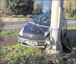  ?? ?? A car crashed at the roundabout in New Dover Road