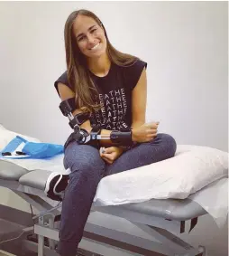  ??  ?? TODAVÍA NO. Mónica Puig se recupera de una operación en el codo derecho.