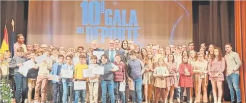  ?? // ABC ?? El alcalde de Mora con todos los jóvenes premiados en la X Gala del Deporte