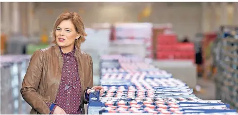  ?? FOTO: DPA ?? Die Ernährungs­ministerin prüft Lebensmitt­elvorräte: Julia Klöckner Ende März in einem Lager in Bingen.