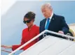  ?? FOTO: CAROLYN KASTER/AP ?? USA:S president Donald Trump och hans fru Melania Trump har landat i Paris.