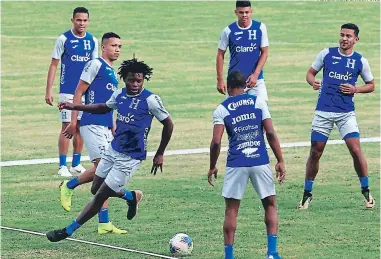  ?? FOTOS: RONAL ACEITUNO ?? Con Buen ritmo, la Bicolor entrenó en la grama del Estadio Nacional en su segundo microciclo.