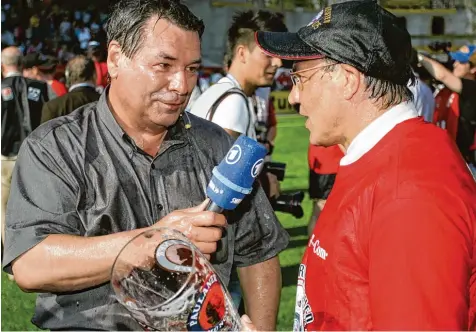  ?? Foto: Ronald Wittek, dpa ?? Mit Bier hatte Waldemar Hartmann in seinem Berufslebe­n oft zu tun: Als Gastronom schenkte er es aus, bei Meisterfei­ern des FC Bayern wurde der Reporter – ebenso wie die Spieler und der damalige Trainer Felix Magath – damit abgeduscht.