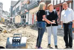  ?? SASCHA STEINBACH / EFE ?? Angela Merkel y Armin Laschet, ayer en Bad Münstereif­el.