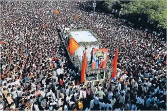  ?? Photo: REUTERS ?? Political force: Supporters of the Shiv Sena party crowd around the vehicle carrying the body of Right-wing Hindu nationalis­t politician Bal Thackeray during his funeral procession in Mumbai.