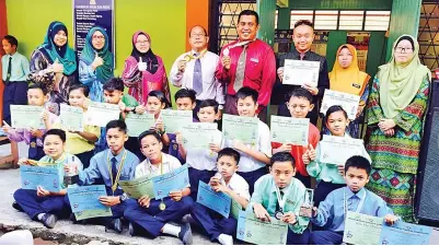  ??  ?? PESERTA SK Pantai bergambar kenangan bersama pihak pentadbir semasa perhimpuna­n sekolah. Turut kelihatan Guru Besar Jumat Latip (lima dari kanan).