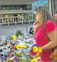  ?? FOTOS: AP ?? El funeral de una de las víctimas del ataque al club gay, frente al que se siguen dando muestras de recuerdo y homenaje.