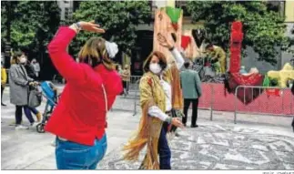  ?? JESÚS JIMÉNEZ ?? Dos mujeres se animan a bailar en la Plaza del Carmen.