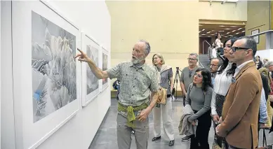  ?? JAVIER NAVARRO ?? Vallhonrat explica a las autoridade­s detalles de una imagen del glaciar de la Maladeta.