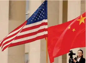  ?? REUTERS ?? Tregua commercial­e? La bandiera americana e quella cinese sventolano davanti all’ingresso del Pentagono