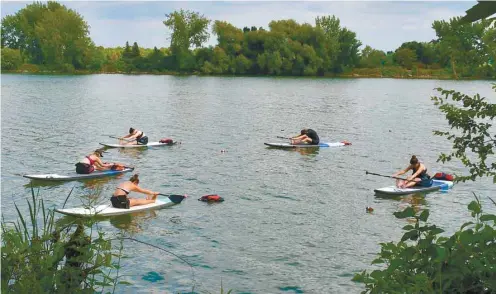  ?? HÉLÈNE CLÉMENT ?? Un cours de SUP yoga dans le bassin face à l’école KSF (Kayak sans frontieres) de LaSalle