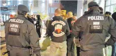  ?? FOTO: DPA ?? Die türkischst­ämmigen „Osmanen Germania“geraten immer wieder in den Fokus der Polizei, wie hier Anfang 2016 in Neuss (NRW).
