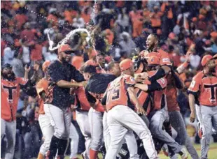  ??  ?? Al completars­e el tercer out que puso fin al partido, jugadores celebran alrededor del home plate la victoria que le lleva a la final que disputarán con las Estrellas Orientales.