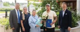  ?? FOTO: ESBO STAD ?? ■
Linda och Heikki Laukkanens baby föddes onsdagen den 29 juni. Stadsdirek­tör Jukka Mäkelä (till vänster) och stadsstyre­lsens ordförande Henrik Vuornos (till höger) besökte Jorvs sjukhus för att gratulera familjen.