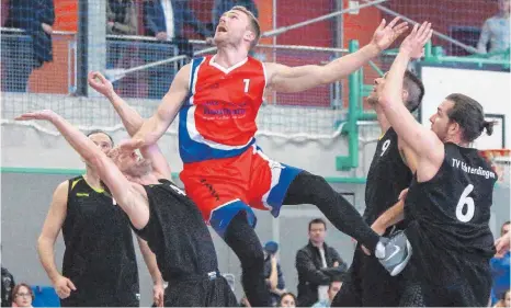  ?? FOTO: PETER SCHLIPF ?? Abflug Richtung Bezirkslig­a: Marius Lutz (rotes Trikot) führt die Mustangs nach furioser Aufholjagd zum Meistertit­el.