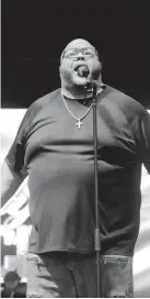  ??  ?? Fred Hammond performs.