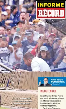  ?? ?? CORAJE. Rafa sale del estadio entre una lluvia de vasos con cerveza.