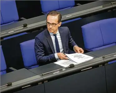  ??  ?? Einsamer Minister: Von allen Seiten kommt Kritik an Heiko Maas’ Gesetz gegen Hasskommen­tare im Internet. Foto: dpa