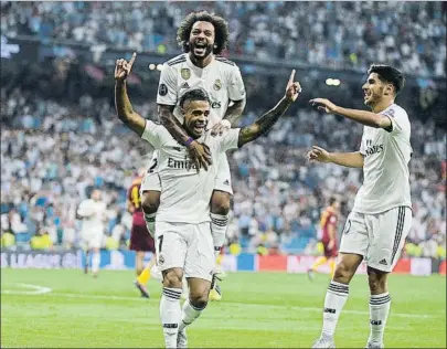  ?? FOTO: AP ?? Mariano Díaz celebra su tanto a la Roma con Marcelo y Marco Asensio