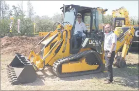  ??  ?? Esta minirretro­excavadora hace casi lo mismo que algunas máquinas más grandes, con la ventaja de que puede trabajar en espacios reducidos.