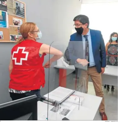  ?? RAFAEL GONZÁLEZ ?? El vicepresid­ente de la Junta, Juan Marín, ayer, durante una visita a la sede de la Cruz Roja en Almería.