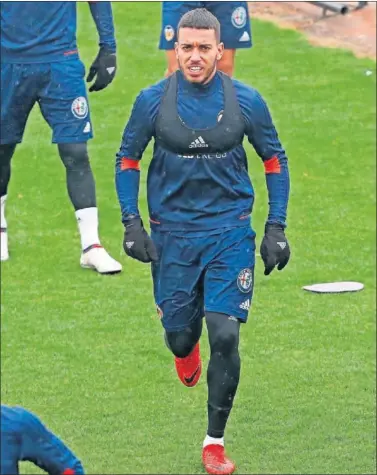  ??  ?? HA CONVENCIDO. Ruben Vezo, durante un entrenamie­nto con el Valencia.