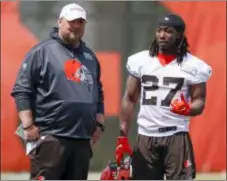  ?? RON SCHWANE — THE ASSOCIATED PRESS ?? Cleveland’s Kareem Hunt (27) talks with head coach Freddie Kitchens at the team’s training facility Wednesday in Berea, Ohio.