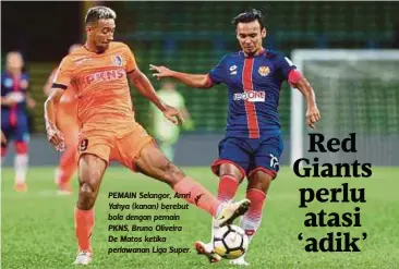  ??  ?? PEMAIN Selangor, Amri Yahya (kanan) berebut bola dengan pemain PKNS, Bruno Oliveira De Matos ketika perlawanan Liga Super.