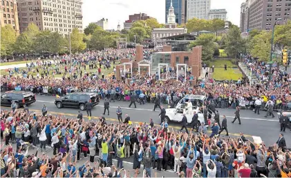  ?? EFE ?? Papamóvil. Una multitud saluda al Papa en su recorrido por el histórico Independen­ce Mall, en Filadelfia.