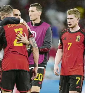  ?? En presencia de De Bruyne FOTO: GETTY IMAGES ?? Roberto Martínez abraza a Alderweire­ld