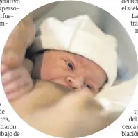  ?? Europa Press ?? Un bebé recién nacido se alimenta del pecho de su madre.