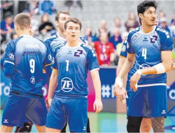  ?? FOTO: GÜNTER KRAM ?? Wohin entwickelt sich die Volleyball-Bundesliga? Auch beim VfB Friedrichs­hafen (von li. Martti Juhkami, Joe Worsley und Nehemiah Moté) blicken sie gespannt in die Zukunft.