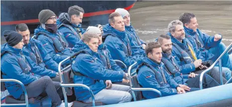  ?? FOTO: DPA ?? Lauschiger Ausflug nach launigem Spiel – Spieler und Teammitgli­eder der DFB-Delegation schippern in London über die Themse.