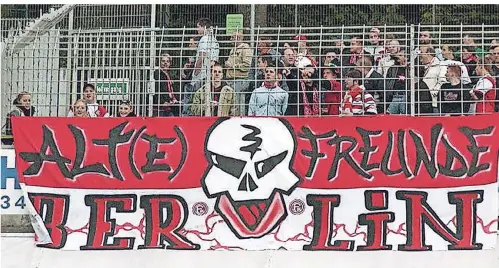  ?? FOTOS (2): PRIVAT ?? Die Zaunfahne des von Lars Pape gegründete­n Berliner Fortuna-Fans-Klubs „Alt(e) Freunde“.