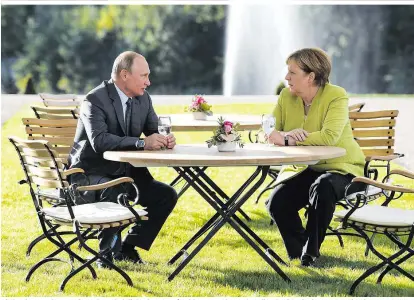  ??  ?? Viel zu besprechen: Putin und Merkel diskutiert­en auf Schloss Meseberg über die Ukraine, Syrien, Iran und Erdgas