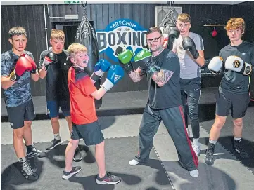  ??  ?? PLENTY OF PUNCH: Jocky McLean with schoolboy contestant­s Alfie Murray, Brannan Brymer, Alex Thomson, Eddie Hill and Ben Harrison. Pictures by Kenny Smith.