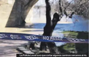  ?? MARÍA MUÑOZ SERVICIO ESPECIAL ?? La Policía Local tuvo que cortar algunos caminos cercanos al río.