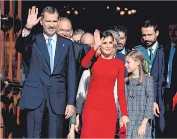  ?? FOTO: AFP ?? Für König Felipe VI., Königin Letizia und Prinzessin Sofia (von links) gab es zum spanischen Verfassung­sjubliäum einen kühlen Empfang im Parlament. Denn das Königshaus wird zunehmend hinterfrag­t.