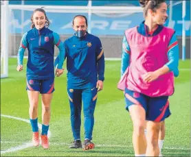  ?? FOTO: FCB ?? Lluís Cortés, con Bruna y ante Marta Torrejón en un entrenamie­nto reciente