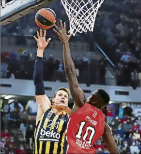  ?? FOTO: EFE ?? Vesely lanzando un gancho ante Fall, en un partido contra el Olympiacos