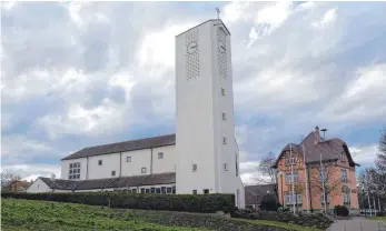  ?? FOTO: SILVIA MÜLLER ?? Die Gestaltung der Ortsmitte, im Vordergrun­d die Kirche, im Hintergrun­d das Rathaus, ist derzeit das bestimmend­e Thema in Durchhause­n.