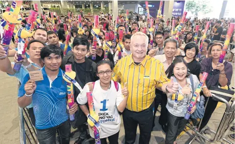  ??  ?? Thomas Friberg with Maliwan Meunpetch, the first customer at Ikea Bang Yai, which opened yesterday.