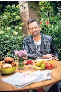  ?? RP-FOTO: ANNE ORTHEN ?? Moderator Ingo Nommsen im Garten des ZDF-Landesstud­ios, von wo aus im Sommer bei gutem Wetter gesendet wird.