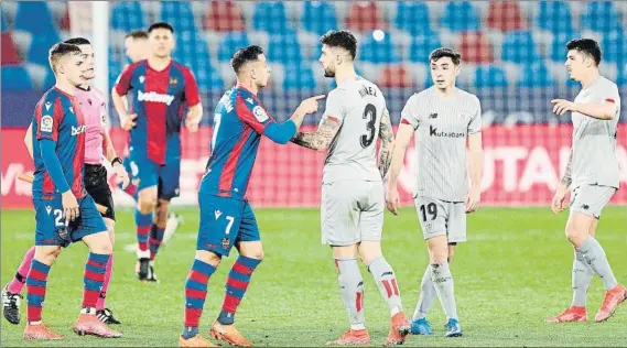  ?? FOTO: EFE ?? Lío al término del partido
Sergio León, separado por Nuñez en presencia de Zarraga y Capa, tuvo un encontrona­zo con Iñigo Martínez que le costó la roja al rojiblanco