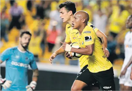  ?? MIGUEL CANALES LEÓN / EXPRESO ?? Importante­s. Juan Ignacio Dinenno (atrás), se une al festejo de Ely Esterilla (con balón) al marcar el 2-2 transitori­o en el duelo del viernes pasado en el estadio Banco Pichincha.