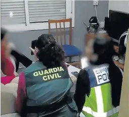  ?? GUARDIA CIVIL/POLICÍA NACIONAL/EFE ?? Dos agentes atienden a una víctima.