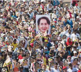  ?? AFP PHOTO ?? WE’RE WITH YOU
People participat­e in a rally in Yangon in support of Myanmar’s State Counsellor Aung San Suu Kyi, as she prepares to defend Myanmar at the Internatio­nal Court of Justice in The Hague against accusation­s of genocide against Rohingya Muslims.