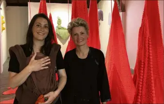  ??  ?? Olivia Barisano (à gauche) et Isabel Berglund (à droite) investisse­nt l’atelier Madoura jusqu’à la fin août. (Photo Ph.D.)
