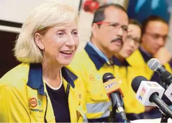  ?? PIC BYSALHANI IBRAHIM ?? Lynas Corp chief executive officer and managing director Amanda Lacaze (left) at a press conference in Kuala Lumpur yesterday.