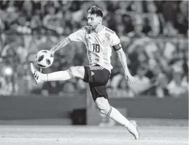  ?? Natacha Pisarenko / Associated Press ?? Lionel Messi controla la pelota en el 4-0 de Argentina sobre Haití en Buenos Aires, cuando anotó tres goles en el último partido amistoso de su equipo antes del debut de este sábado ante Islandia en Rusia.